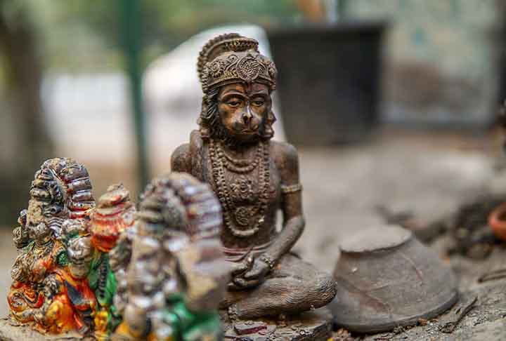 Já o macaco seria a retratação viva do deus Hanuman, simbolizando o conhecimento, a força e a lealdade. 