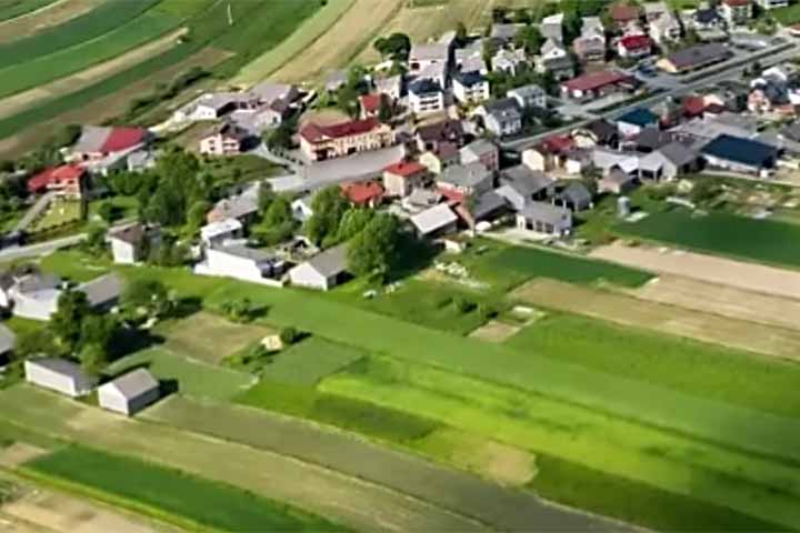 A vila fica a cerca de 30 quilômetros de Cracóvia, considerada uma das cidades mais antigas da Polônia.