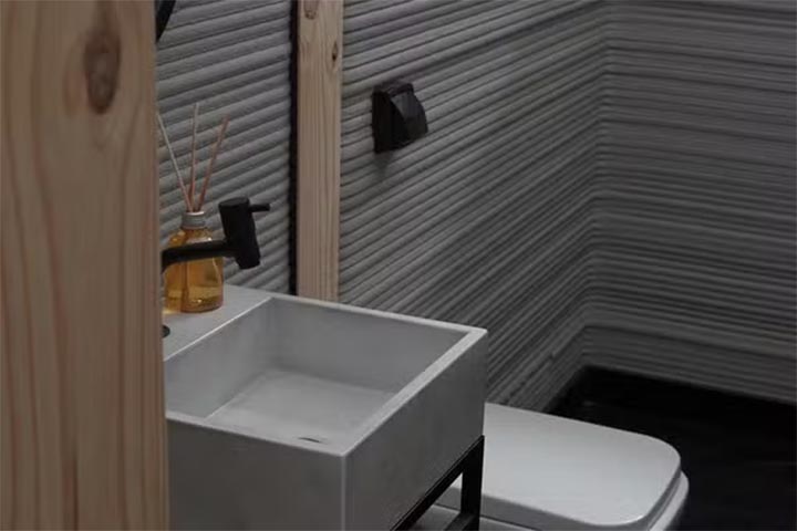 A técnica para construção da casa 3D é baseada em um material denominado microconcreto. 
