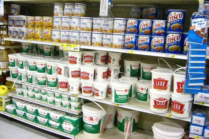 A banha tem mais calorias por grama, mas costuma demandar menos quantidade para untar uma panela em comparação ao óleo. No entanto, perdeu popularidade devido à campanha de marketing dos óleos vegetais e à associação da gordura animal com problemas de saúde.