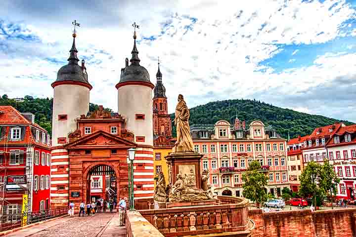 O nome da cidade, Heidelberg, significa Montanha da Charneca ou Montanha da Pradaria. Assim, o crescimento do local aconteceu devido à questão estratégica, com um vale profundo no rio Neckar.