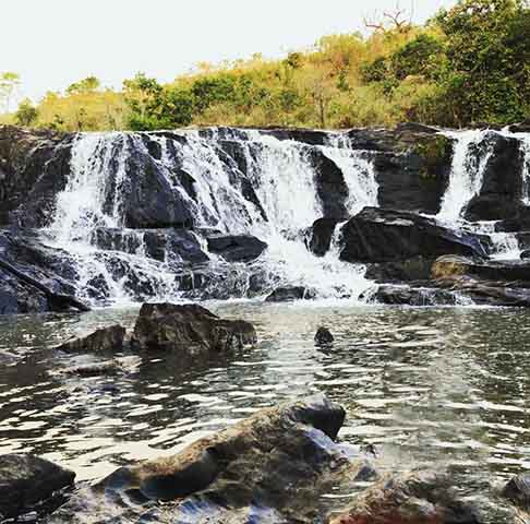 Além de ser uma fonte vital de abastecimento, a água de Lindóia movimenta boa parte da economia local. Diversas empresas engarrafadoras estão instaladas no município, gerando empregos diretos e indiretos, e contribuindo para o desenvolvimento da cidade.