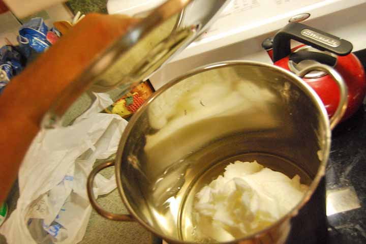 É excelente para refogar alimentos, como feijão, arroz e legumes, e no preparo de massas, como a massa podre de tortas e empadas, conferindo uma textura e sabor únicos