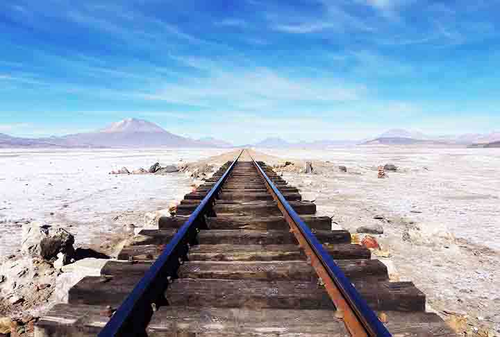 Estima-se que o salar contenha cerca de 7% das reservas de lítio conhecidas no mundo, o que torna a Bolívia um player importante no mercado global de energia renovável e tecnologia.