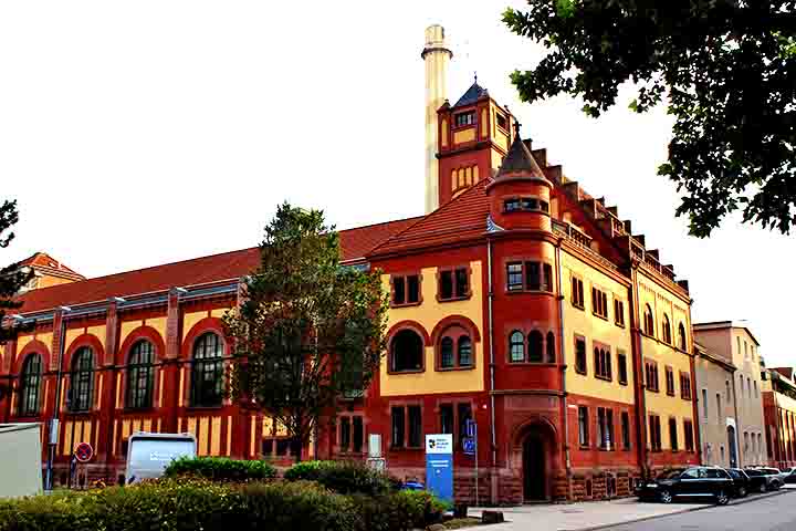 Apesar da destruição do castelo, o centro histórico de Heidelberg sobreviveu quase intacto à Segunda Guerra Mundial, tornando-se um símbolo do romantismo alemão. 