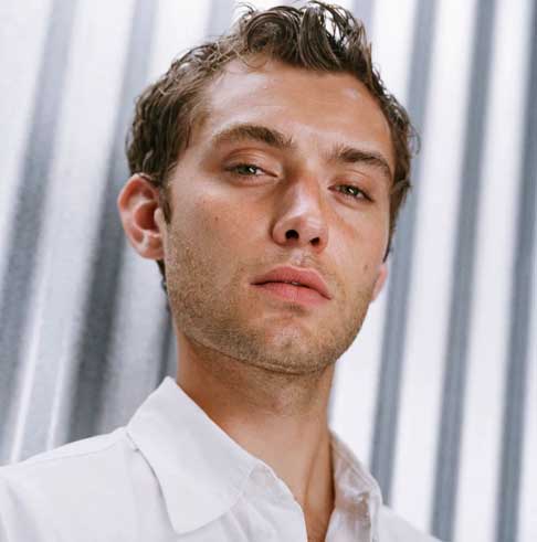 Nascido no ano de 29/12/1972, o britânico Jude Law - nascido na capital Londres - ficou conhecido pelo talento e pela versatilidade que marcam sua notável carreira no cinema. Mas também chama atenção pela vida amorosa instável - primeira página de tabloides e revistas sobre celebridades. Afinal,  Jude tem seis filhos de quatro mulheres diferentes. Veja sua trajetória. 