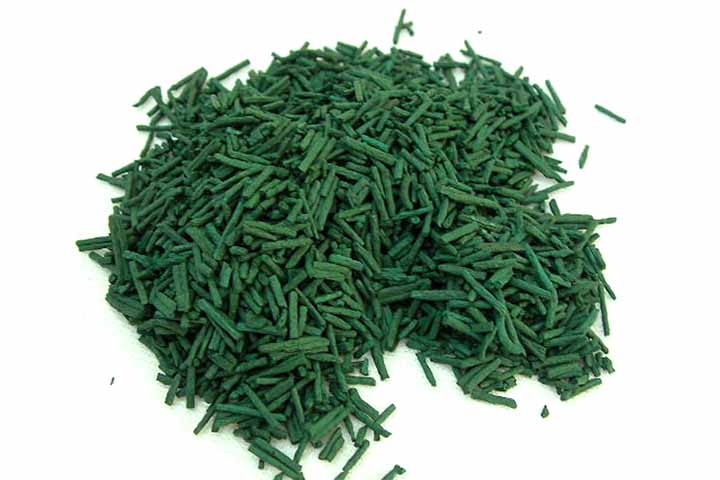 Em pó, a Spirulina pode se apresentar na cor verde, azul ou verde-azulada. Dela, também pode ser extraído um pigmento natural, utilizado em cápsulas vegetais, dando a elas uma tonalidade azul translúcida. 