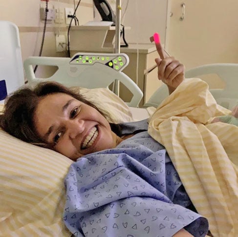 A atriz Cláudia Rodrigues foi diagnosticada em 2000 com esclerose múltipla, mas somente em julho de 2006 revelou publicamente que era portadora da condição. Um ano depois, foi afastada das gravações da série “A Diarista” para dar início ao tratamento médico. Em 2014, sofreu um surto da doença, que deixou sequelas na locomoção, na visão e na fala.
