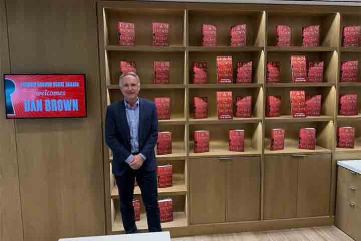 Dan Brown foi casado por mais de duas décadas com a especialista em arte Blythe Brown. A separação, em 2019, foi marcada por tensões. A ex-esposa entrou com um processo judicial alegando que o escritor teria ocultado parte de seu patrimônio e mantido relacionamentos extraconjugais. Brown negou as acusações, e o caso terminou em um acordo confidencial. 
