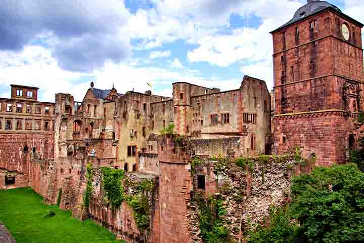 Com mais de 160 campos de estudo, a universidade possui impressionantes 56 ganhadores do Prêmio Nobel, como o físico Stefan Hell, em 2014.