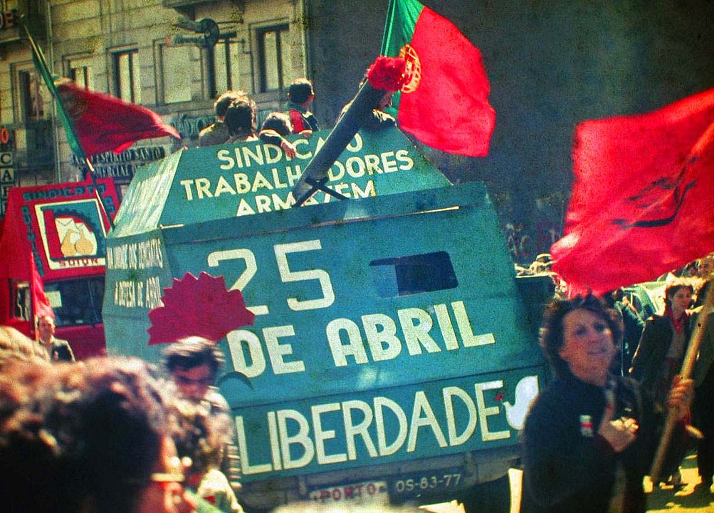 No dia 25/4/2024, Portugal celebrou outro fato histórico, este muito mais recente: os 50 anos da Revolução dos Cravos.  No dia 25 de abril de 1974, acabou o regime autoritário mais antigo da Europa ocidental no século 20 - que havia começado com a Ditadura Nacional, em 1926, e que teve sequência com o Estado Novo de António Salazar, a partir de 1933.