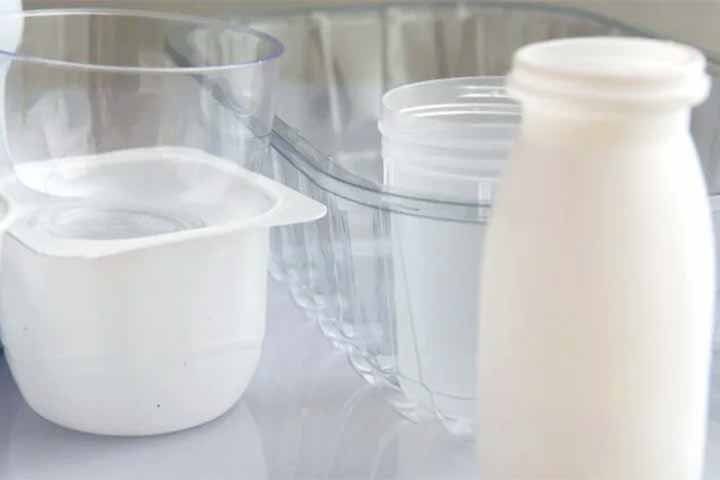 O risco aumenta quando plásticos contendo BPA são aquecidos, situação comum ao esquentar mamadeiras, potes ou marmitas no micro-ondas, já que o calor acelera a liberação da substância para o alimento. 
