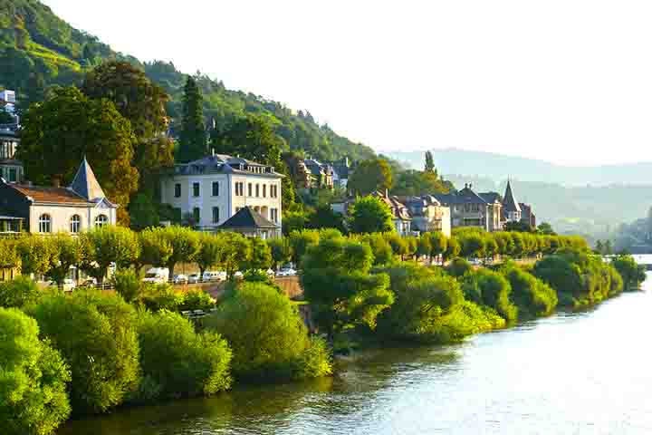 O Philosophenweg (Caminho dos Filósofos) é uma trilha panorâmica na margem norte do rio Neckar onde professores e filósofos da Universidade de Heidelberg costumavam caminhar em busca de inspiração.