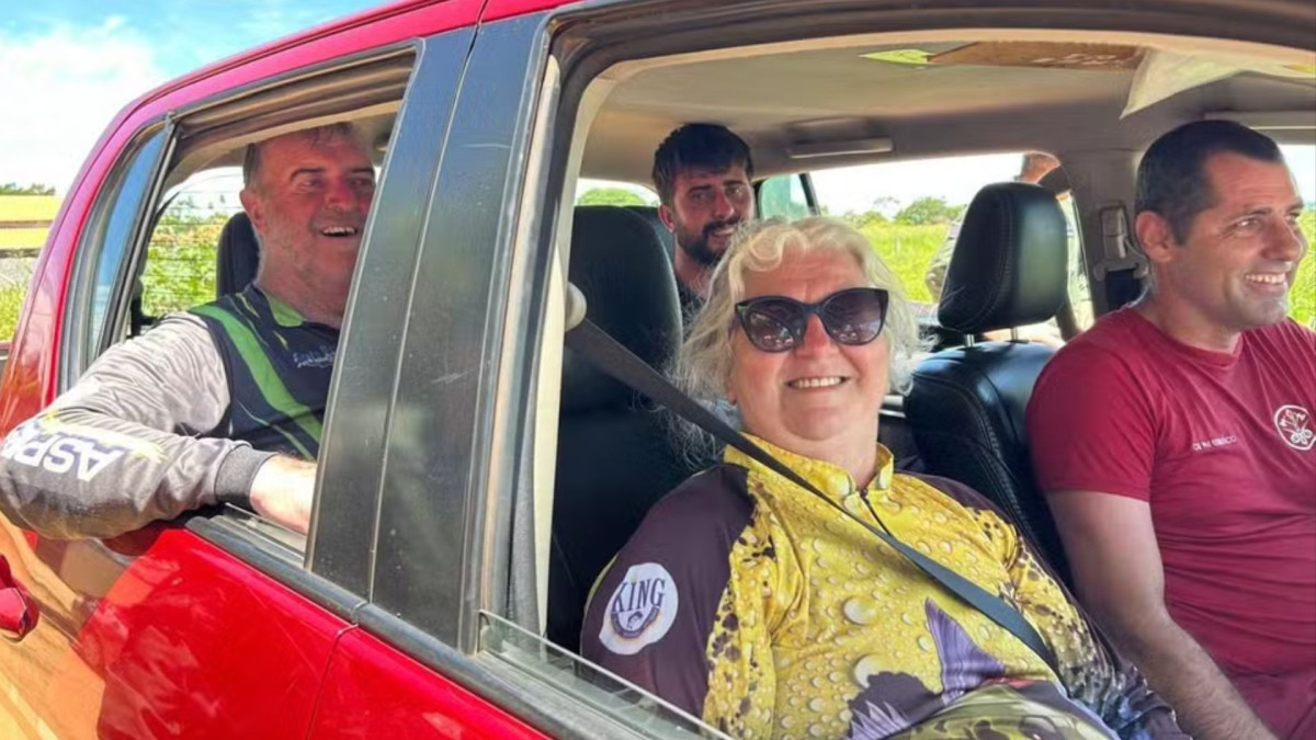 família é resgatada após ficar 18h naufragada em Rio Paraná, em Presidente Epitácio (SP) 