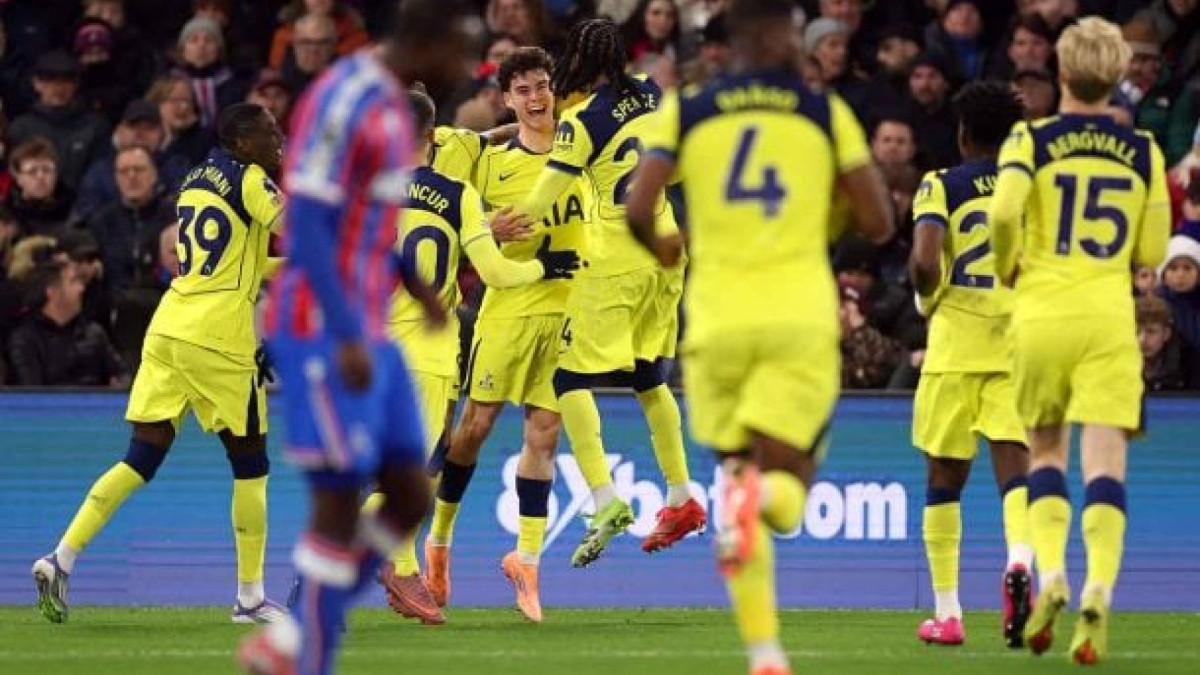 Brasileiro amarga dois gols anulados, mas faz assistência em vitória magra dos Spurs, fora de seus domínios. neste domingo (28)