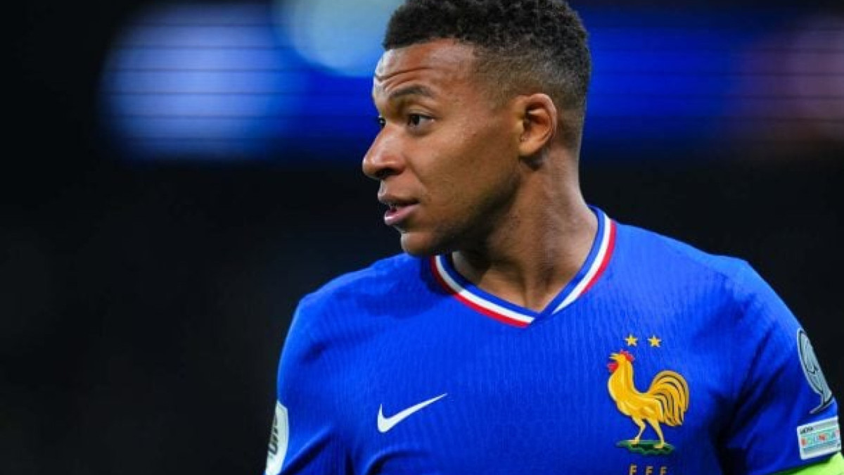 Mbappé tem raízes africanas, com o pai sendo camaronês e a mãe argelina. Ele nasceu e cresceu na França