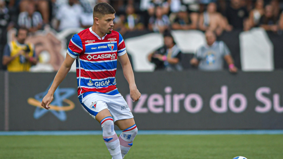 Zagueiro Lucas Gazal no jogo Botafogo x Fortaleza, no Est&aacute;dio Nilton Santos, pelo Campeonato Brasileiro S&eacute;rie A 2025