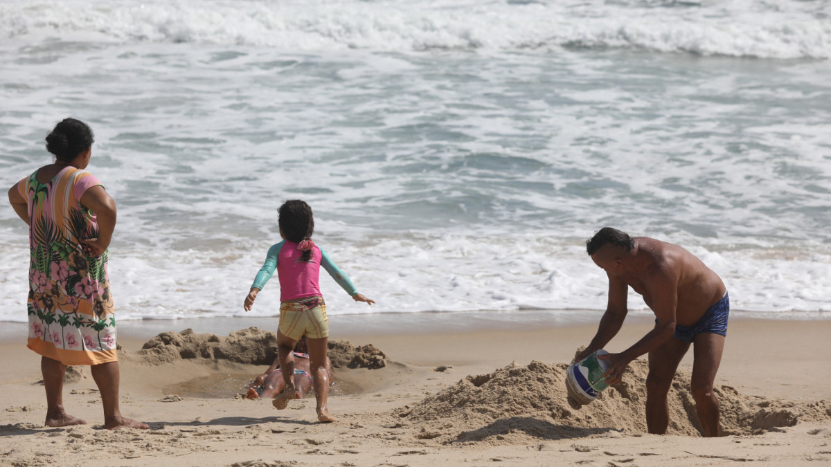 A Praia do Futuro (foto) est&aacute; pr&oacute;pria para banho, segundo a Semace.  (foto: Fabio Lima/OPOVO).