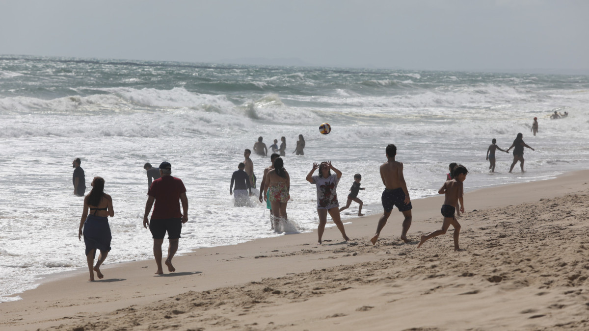 FORTALEZA, CEARÁ, BRASIL,28.12.2025: Movimentação nas barracas da Praia do Futuro.  (foto: Fabio Lima/OPOVO).