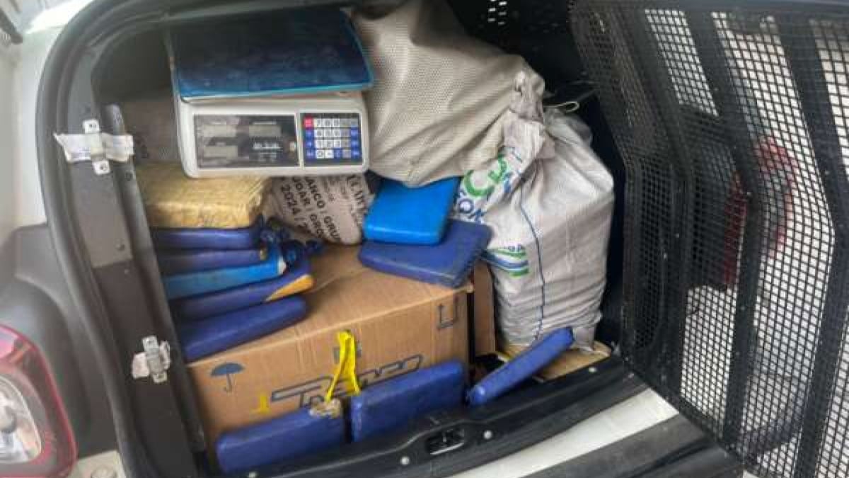 Além de 144 quilos de maconha, PM apreendeu no bairro Damas uma munição de calibre 12, uma balança de grande porte, três celulares e uma maquineta de cartão