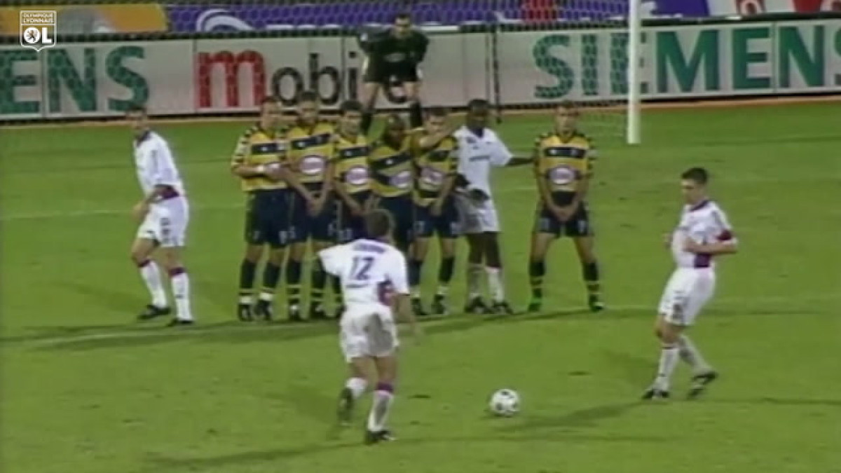 As obras-primas de Juninho em cobranças de falta pelo Lyon