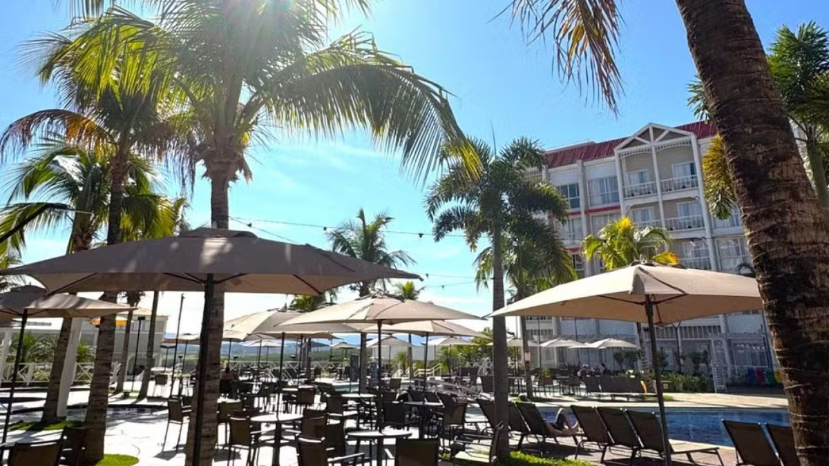 Gincana consistia em ficar em pé e agachar com o tronco até a mesa para comer a maior quantidade de melancia sem uso das mãos