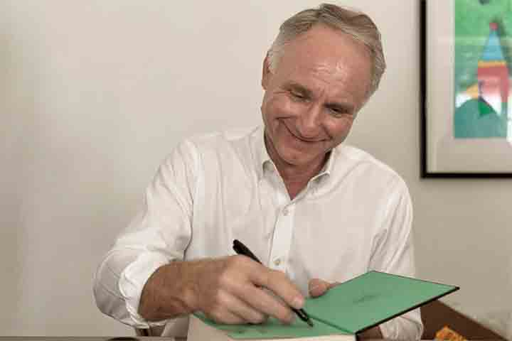 Para garantir sigilo absoluto antes do lançamento, editoras, gráficas e tradutores trabalharam sob contratos de confidencialidade e medidas de segurança incomuns, um esforço que lembra o clima de mistério das próprias histórias do autor. 
