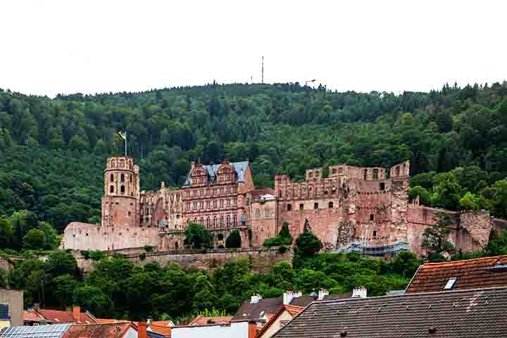 Além disso, o Castelo de Heidelberg traz uma das atrações mais curiosas da cidade: o Heidelberg Tun. Este é o maior barril de vinho do mundo. 