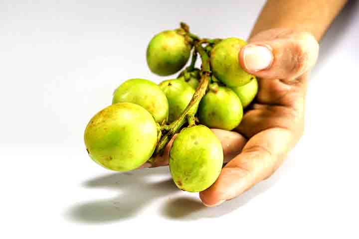 O sabor é predominantemente uma combinação de doçura e acidez, porém algumas variedades podem apresentar um leve amargor devido às sementes.