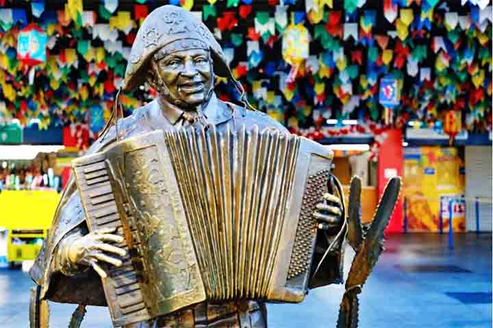 Ã uma homenagem ao cantor e compositor Luiz Gonzaga, um dos maiores nomes da histÃ³ria da mÃºsica brasileira e que ficou conhecido como Rei do BaiÃ£o por ter sintetizado ritmos nordestinos para criar o gÃªnero.