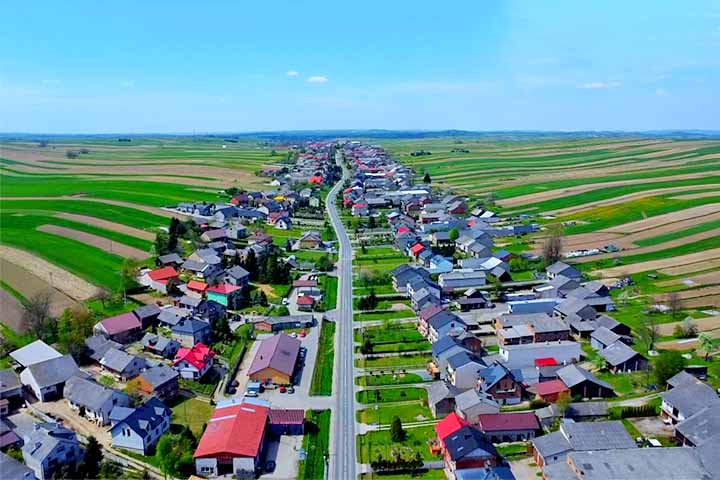 O lugar também é famoso pelo senso de comunidade, com festivais como o Dia do Morango e o Dia da Batata.