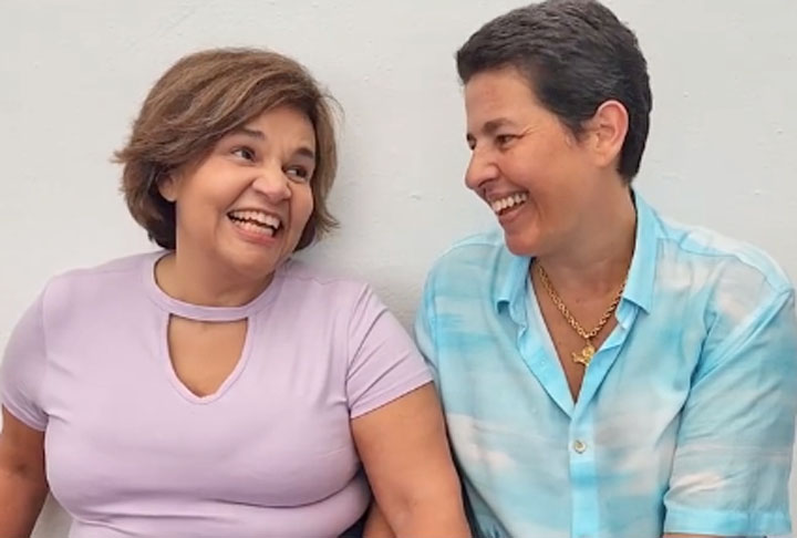 A atriz mantém um relacionamento com a empresária Adriane Bonato desde 2022, após anos de convivência profissional.
