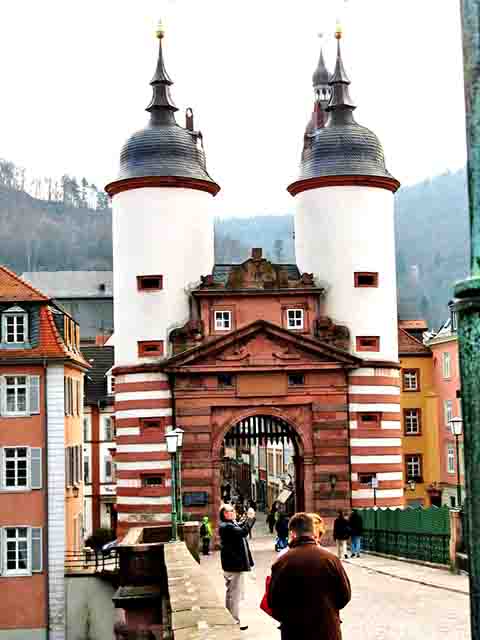 Uma das lendas mais curiosas de Heidelberg envolve Perkeo, um anão tirolês que se tornou o guardião oficial do grande barril durante o reinado do Príncipe Eleitor Carl Philip.