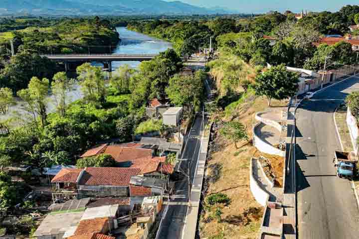 Localizada no interior do estado de São Paulo, a cerca de 130 km da capital paulista, Tremembé faz parte da Região Metropolitana do Vale do Paraíba e Litoral Norte, integrando a Região Imediata de Taubaté-Pindamonhangaba. 
