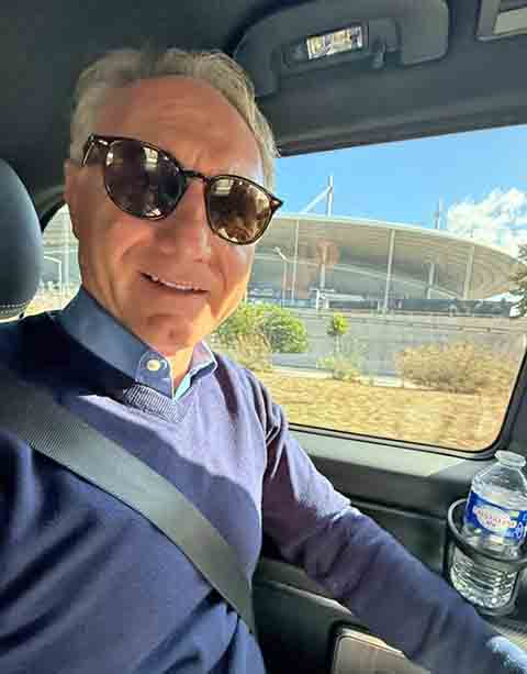 Após a graduação, ele chegou a tentar carreira como cantor e compositor, gravando discos de forma independente, mas logo percebeu que seu caminho estava na escrita. 