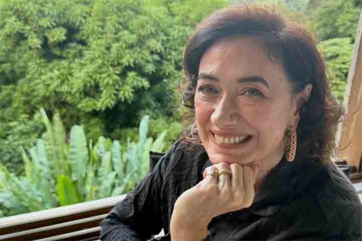 “Quando recebi esse convite, cheguei a perder um pouco o rumo. Nunca havia pensado nessa possibilidade. Curioso que, quando comentei com algumas pessoas, elas se surpreendiam e diziam que era uma junção de mundos maravilhosa”, completou a atriz.
