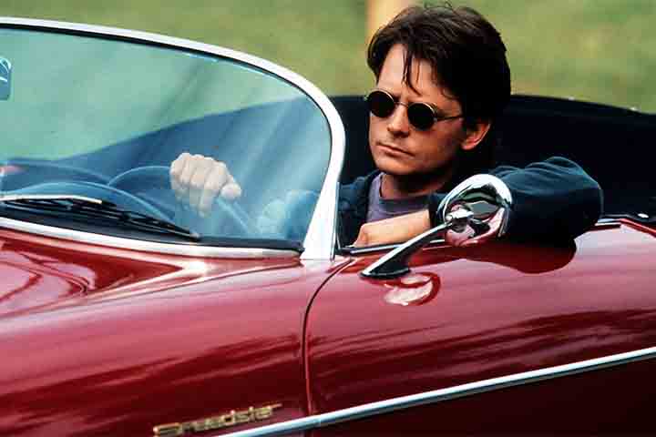 Hollywood teve papel decisivo nesse processo. Astros do cinema popularizaram os óculos escuros como símbolo de charme, mistério e modernidade. 
