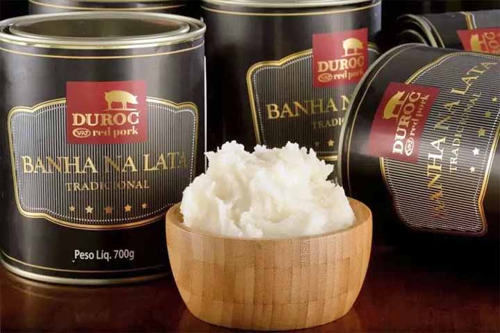 Possui alta estabilidade térmica, o que a torna segura para cozimentos longos e frituras, pois não libera tantos compostos tóxicos sob aquecimento intenso quanto alguns óleos vegetais menos estáveis.