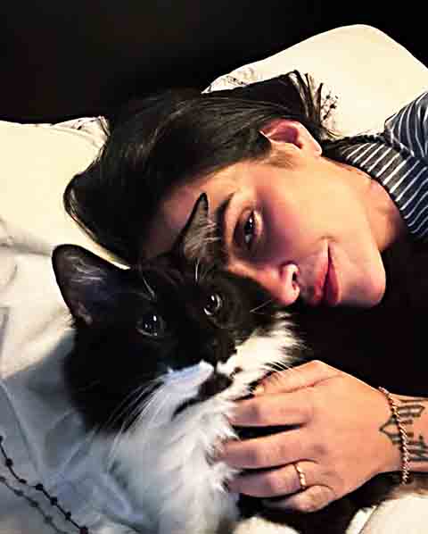 Cléo Pires – apoia a ONG Ampara Animal e já participou de calendário beneficente da instituição. Também se manifesta publicamente sobre a conscientização em relação ao sofrimento e ao abandono de cães e gatos.
