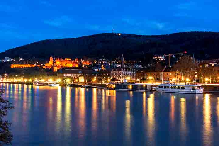 O nome Neckar deriva da palavra celta “Nikros”, que significa “água brava”. Este rio oferece passeios de barco que proporcionam vistas únicas da cidade e do castelo, assim como caminhadas relaxantes e áreas gramadas às suas margens.