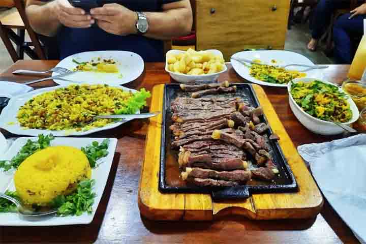 A gastronomia é um dos grandes destaques, com a oferta de pratos típicos da cozinha nordestina, como baião de dois, carne de sol com aipim, sarapatel, moqueca, e vatapá