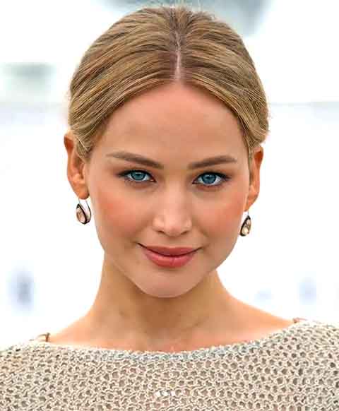 Um fato curioso sobre a vida de Jennifer Lawrence é que ela nunca frequentou uma escola de artes ou fez aulas para aprender a atuar. É conhecida por sua atuação versátil e por escolher papéis desafiadores em sua carreira. 