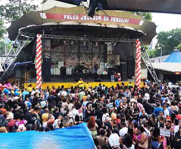 Há espaços destinados à dança, com palcos como o João do Vale e o Jackson do Pandeiro, além da tradicional Praça dos Repentistas.
