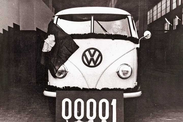 No lançamento histórico, a primeira unidade da van - chassi 001 - recebeu bandeira brasileira e decoração com lauréis antes de ser fotografada e lançada no mercado.
