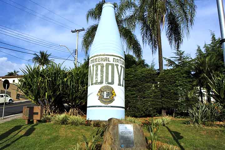 O símbolo máximo da cidade é o Monumento da Garrafa, uma escultura de mais de 5 metros que homenageia o maior tesouro local: a água mineral. Inaugurada em 1978, essa grande garrafa fica na Avenida 31 de Março e é parada obrigatória para quem visita a cidade.