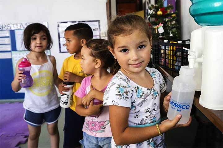 Há também evidências de impacto sobre a puberdade, com ocorrência precoce em meninas, além de possíveis alterações na fertilidade futura. 
