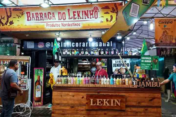 A Feira de São Cristóvão conta atualmente com cerca de 700 barracas fixas que reúnem gastronomia, artesanato, literatura de cordel e outros produtos típicos.
