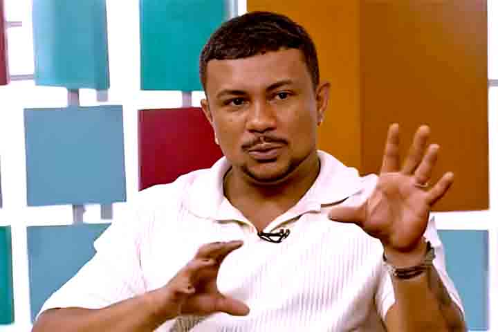 “No início foi muito assustador. Você assistia à pessoa na TV e depois estava no mesmo lugar que ela, trocando uma ideia. No início, eu fiquei bem perdido. Como eu tenho que agir perto do cara de quem eu sou fã? Hoje em dia eu não ligo muito para isso. Já chego e falo: ‘Pô, cara, sou seu fã’”, declarou.
