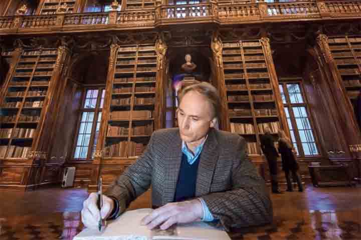 O ponto de virada na carreira ocorreu em 2003, com o lançamento de “O Código Da Vinci”. O livro transformou Dan Brown em um fenômeno global, vendendo dezenas de milhões de exemplares e despertando intensos debates sobre religião, arte e história. 
