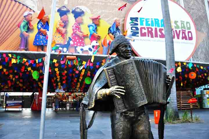 A feira está Localizado no bairro de São Cristóvão com fácil acesso por transporte público - ônibus, metro, com algum deslocamento, e trem.
